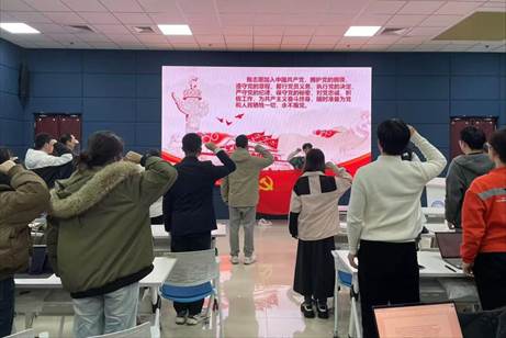 一群人站在室内
描述已自动生成